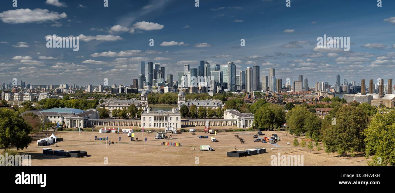Vue panoramique de l'historique Old Royal Naval College depuis Greenwich Park, regardant vers la skyline moderne de Canary Wharf à Londres, Royaume-Uni. Banque D'Images