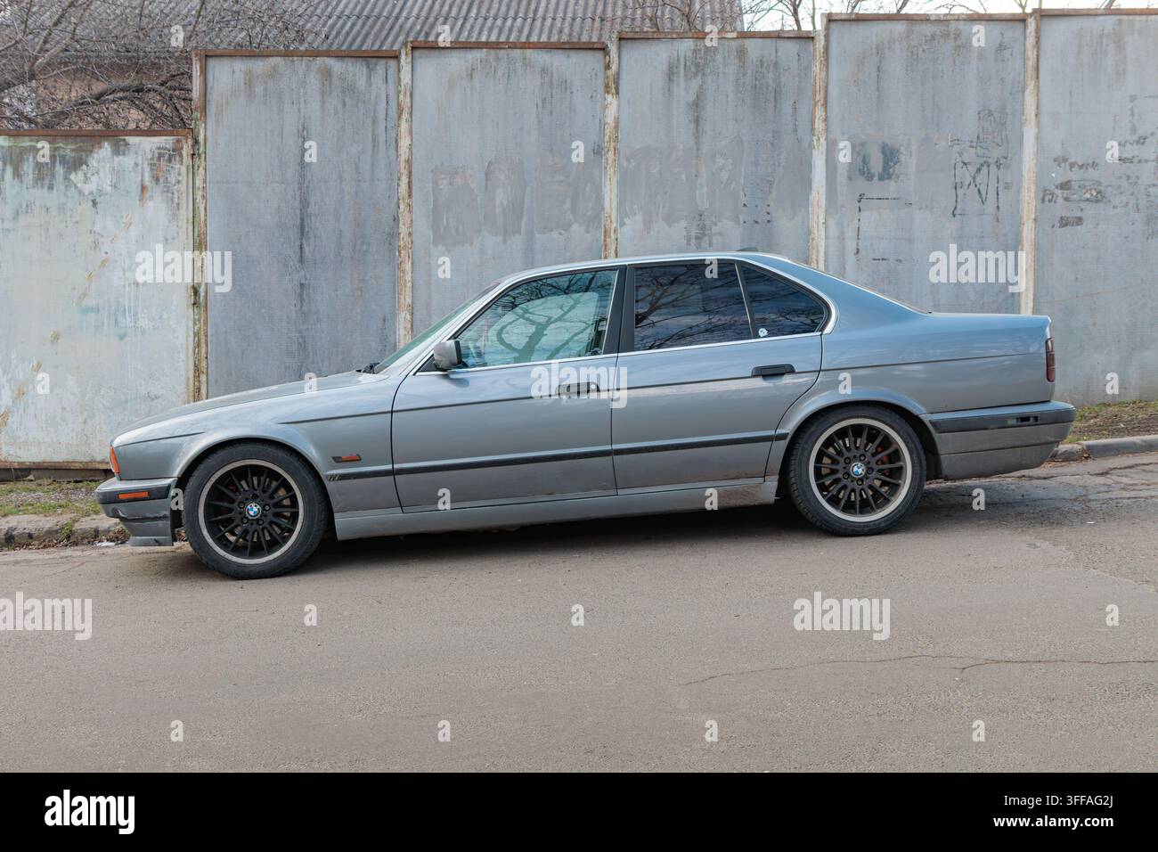 Chișinău, Moldavie-6 février 2025 : BMW 5 (E34), troisième génération de la série BMW 5 Banque D'Images