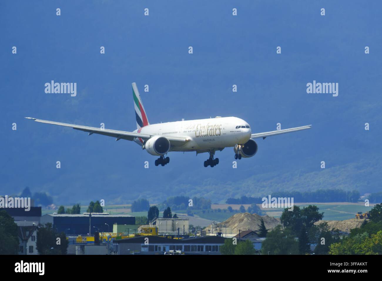 Genève, Suisse - 31 août 2025 : panneau et logo d'un Boeing 777-31H(ER) d'Emirates à l'aéroport de Genève Banque D'Images