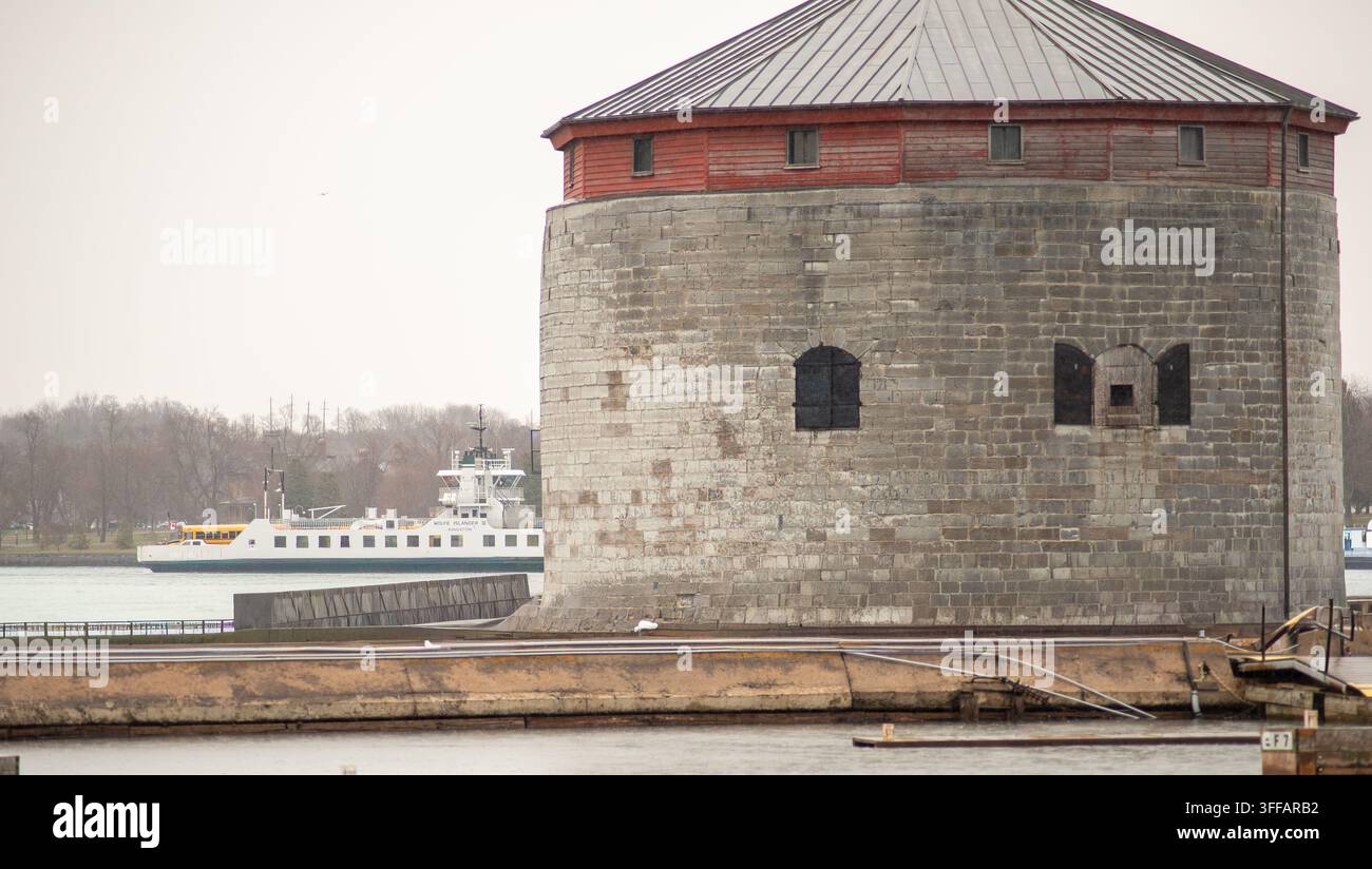 130 ans d'histoire séparent cette tour Martello du ferry plus moderne Wolfe Islander III qui passe à proximité. Banque D'Images