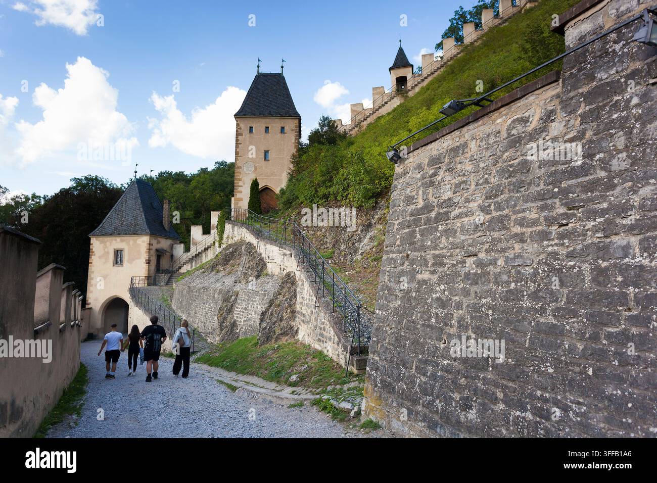 Les visiteurs marchent le long du chemin menant au château de Karlštejn en République tchèque. Banque D'Images