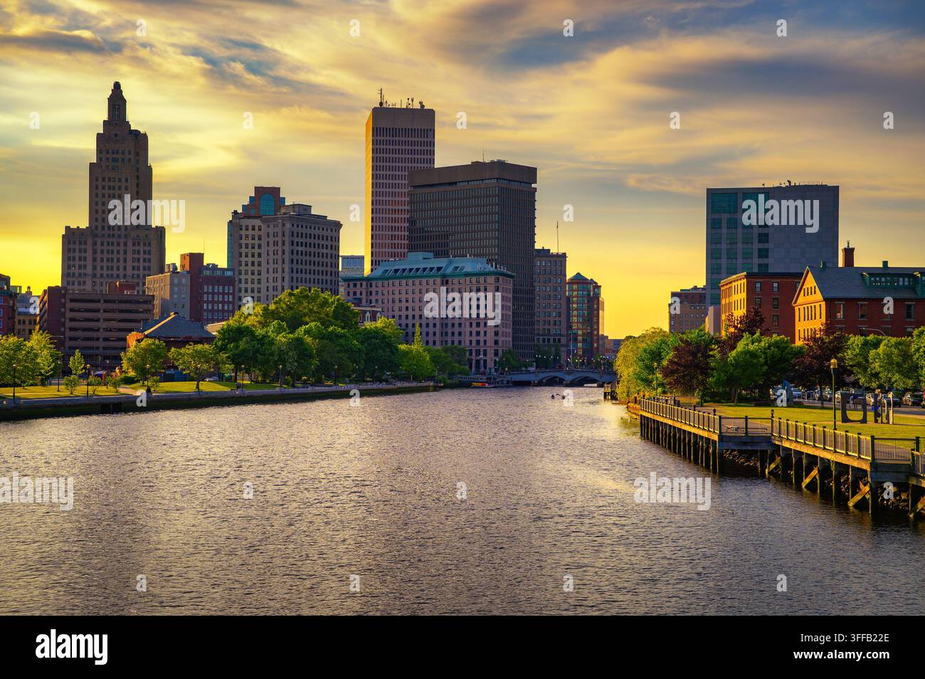 Coucher de soleil sur la Providence River et la skyline du centre-ville, Rhode Island, États-Unis Banque D'Images