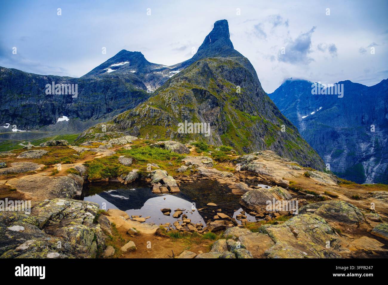 Sommet escarpé du mont Litlefjellet à Romsdalen, Norvège Banque D'Images