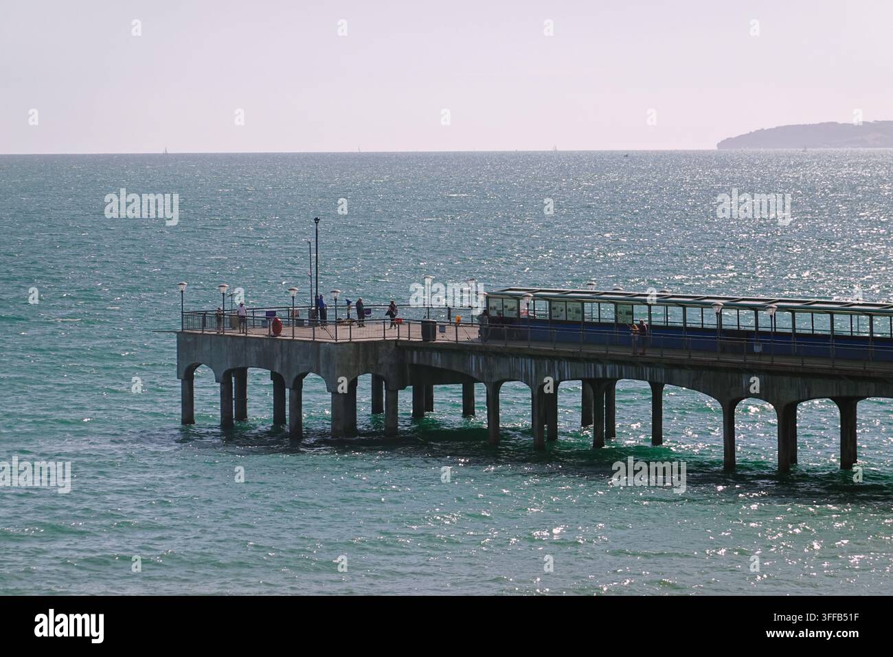 Vue panoramique de l'extrémité du Boscombe Pier à Bournemouth, Dorset, Royaume-Uni, s'étendant dans la mer étincelante et bleue de la Manche. Banque D'Images