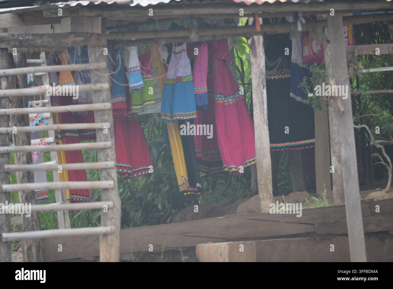 Robes traditionnelles Guna accrochées à un étal rustique de marché routier au Panama Banque D'Images