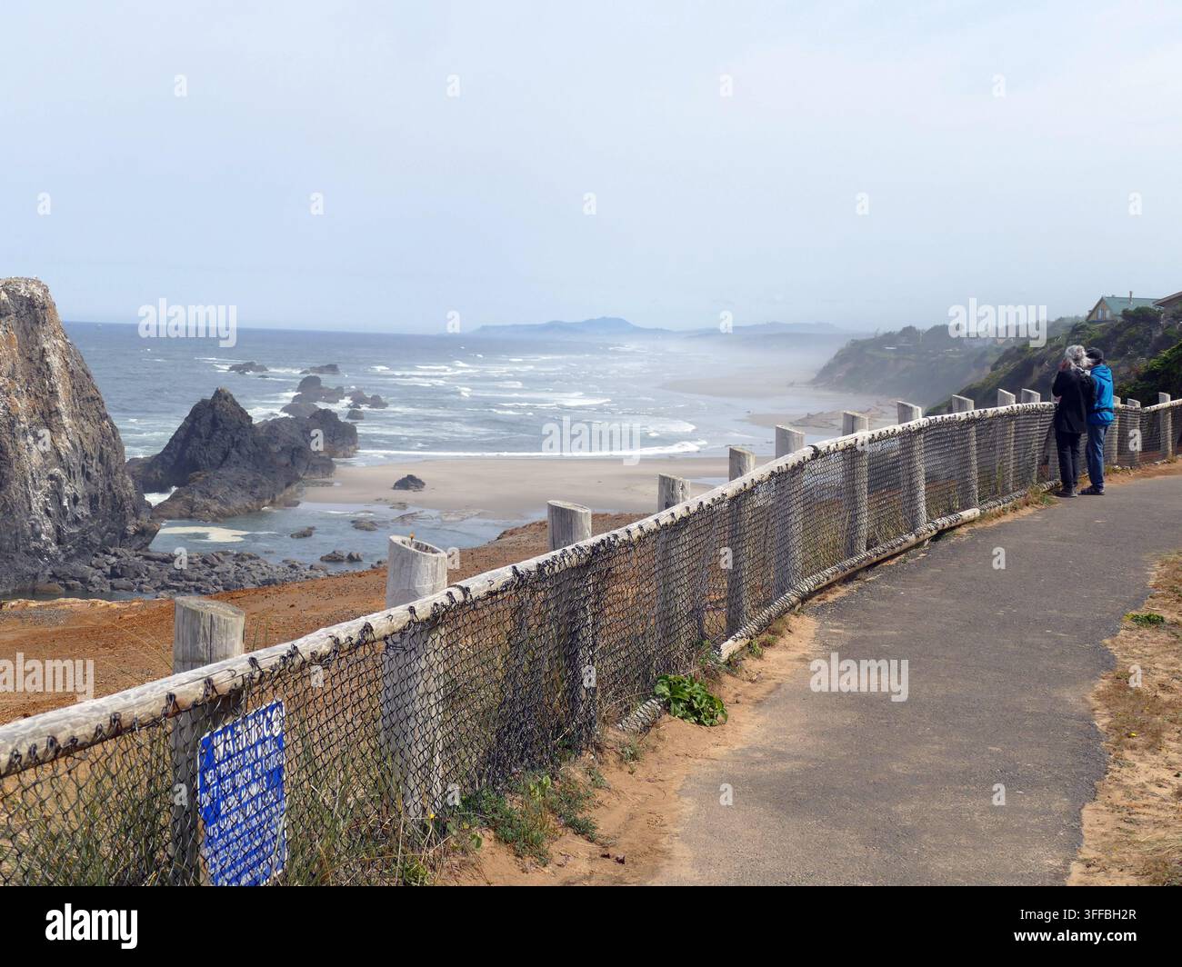 , Seal Rock, près de Newport, Oregon Deux touristes profitant de la vue panoramique du site de loisirs d'État de Seal Rock, avec des formations rocheuses, une plage de sable et un Banque D'Images