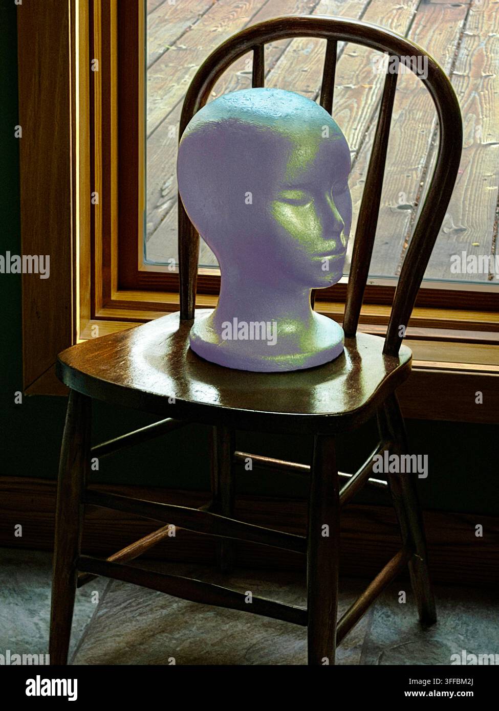 Tête de mannequin sur une chaise près de la fenêtre est prête pour le changement de saison, de personne, de destination. Il est temps de remodeler, de réaménager, de redécorer ou de faire un relooking. Banque D'Images