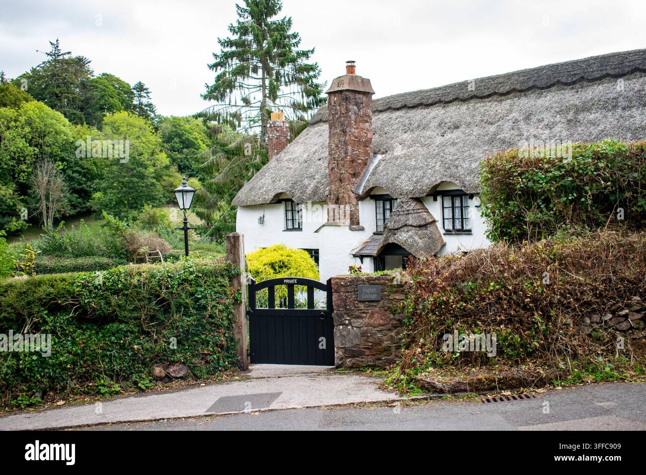Higher Cottage, un charmant cottage traditionnel au toit de paille entouré de verdure dans la campagne du Devon, en Angleterre, Royaume-Uni. Banque D'Images