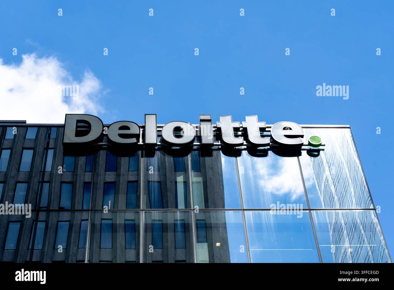 Close-up de la enseigne Deloitte sur un bâtiment à Toronto, Ontario, Canada. Banque D'Images