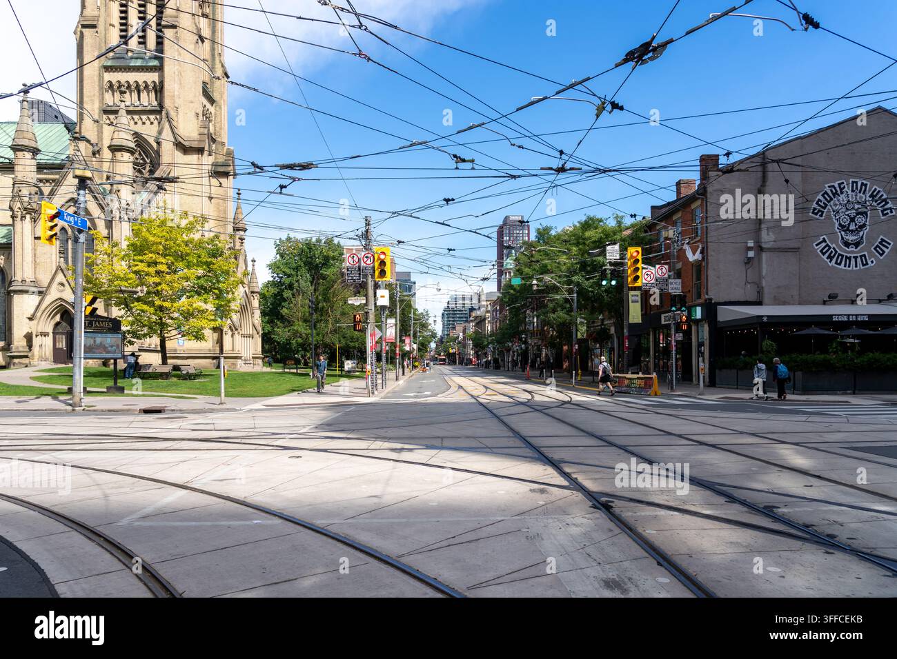 Vue de rue à l'intersection de King Street East et Church Street avec les fils aériens et les rails du tramway dans le centre-ville de Toronto, Ontario, Canada. Banque D'Images