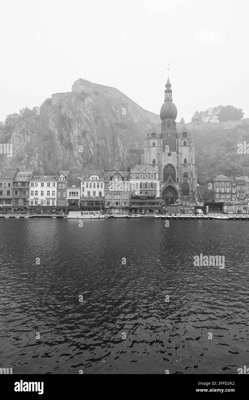 Dinant historique en Belgique avec l'église collégiale au bord de la Meuse et la citadelle dominant la ville depuis une falaise rocheuse spectaculaire Banque D'Images