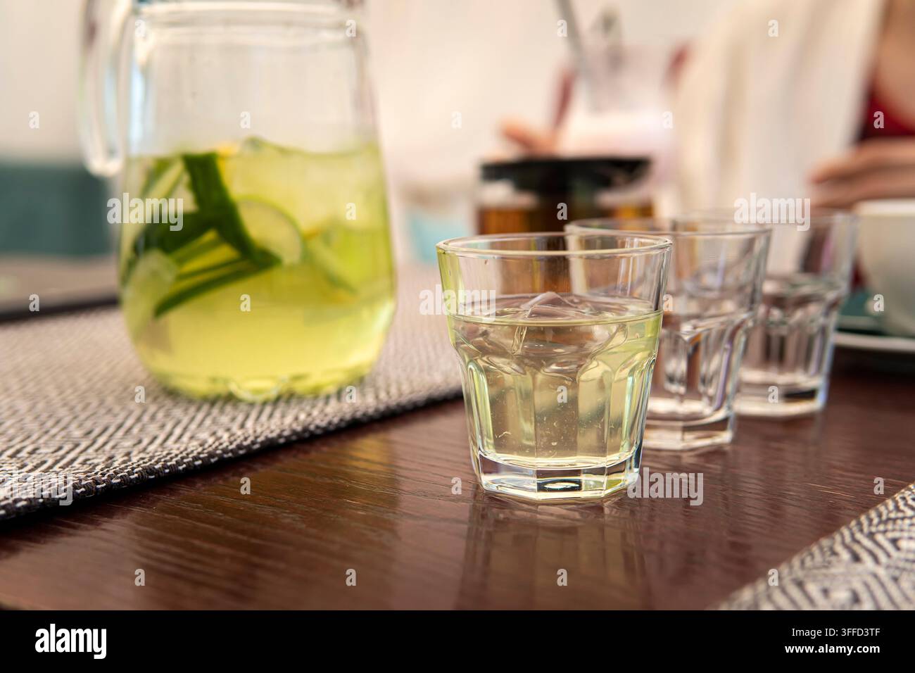 Limonade glacée. 3 verres de limonade fraîche sont sur une table en bois dans un café d'été. Limonade maison Banque D'Images