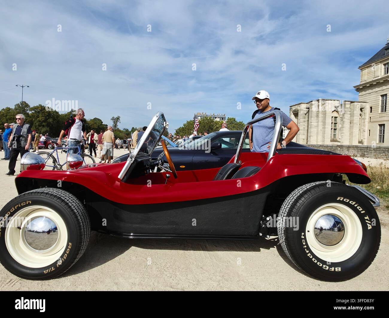 Un buggy Volkswagen rouge et noir classique avec des jantes en acier profond garé à l'extérieur du Château de Vincennes lors d'une exposition automobile vintage. Banque D'Images