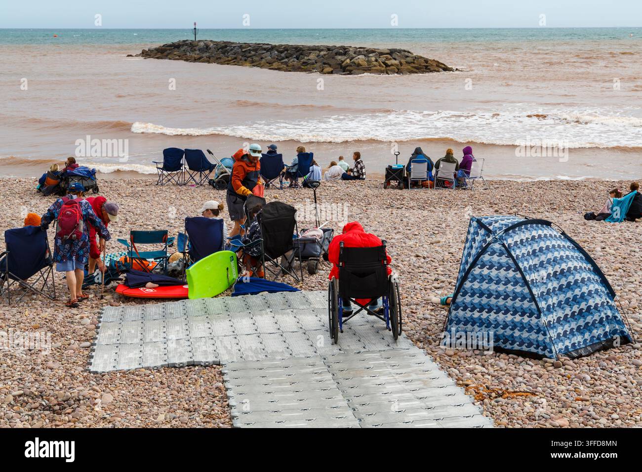 Les tapis d'accessibilité de la plage de Sidmouth offrent un accès pour les utilisateurs de fauteuils roulants, les poussettes, les scooters de mobilité, etc. à Sidmouth, Devon, Royaume-Uni en août Banque D'Images