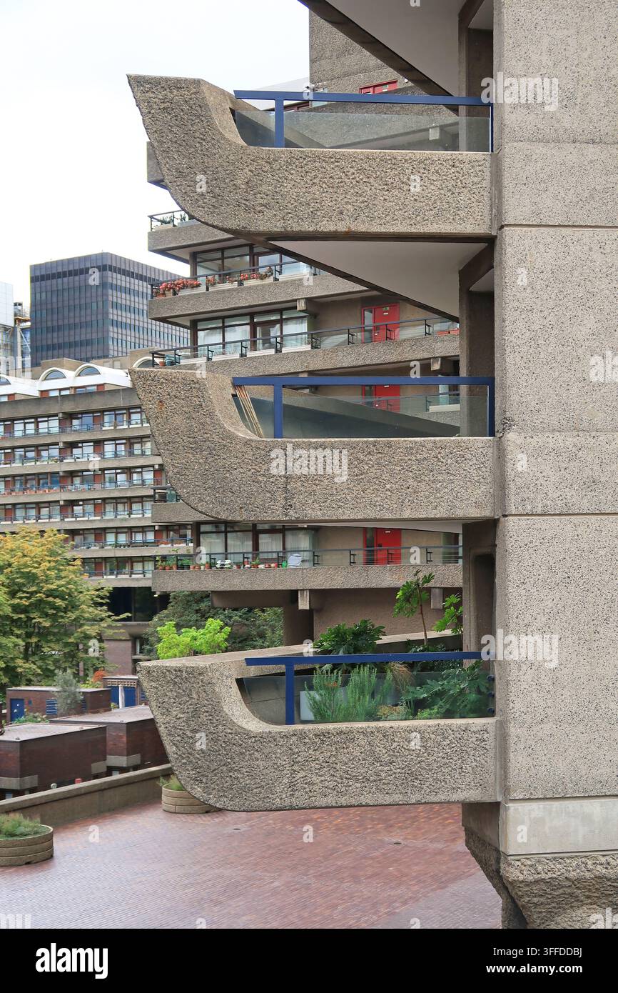 Barbican Estate, Londres, Royaume-Uni. Détail extérieur de la tour Lauderdale, l’une des célèbres tours résidentielles brutalistes, achevée en 1974. Banque D'Images