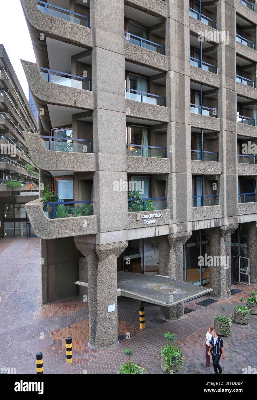 Barbican Estate, Londres, Royaume-Uni. Détail extérieur de la tour Lauderdale, l’une des célèbres tours résidentielles brutalistes, achevée en 1974. Banque D'Images