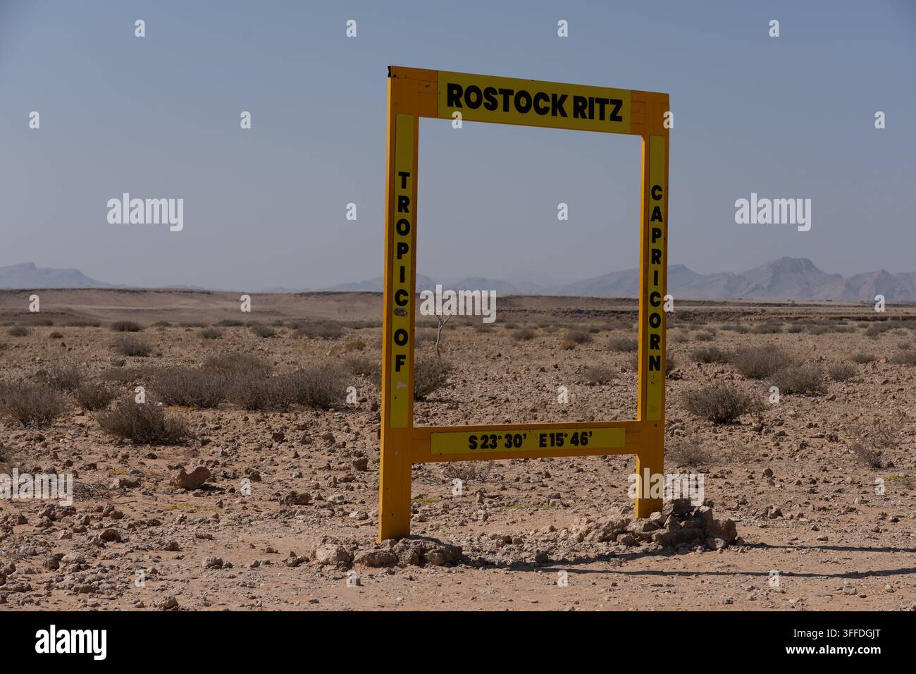 Signe du Capricorne au Rostock Ritz dans le désert reculé de la Namibie, avec un terrain rocheux et des montagnes au loin. Banque D'Images