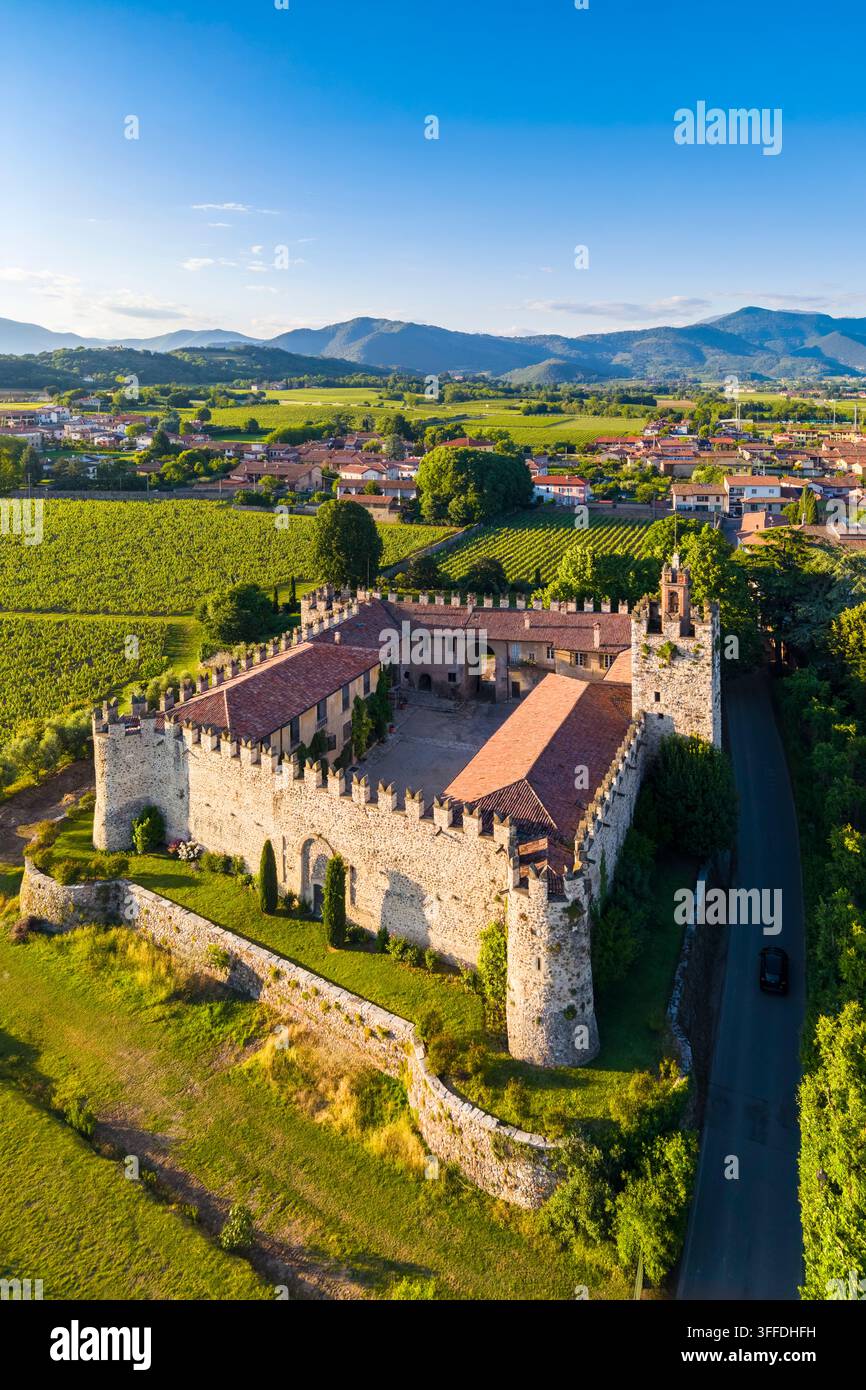 Vue aérienne du château de Passirano au printemps. Passirano, Franciacorta, district de Brescia, Lombardie, Italie. Banque D'Images