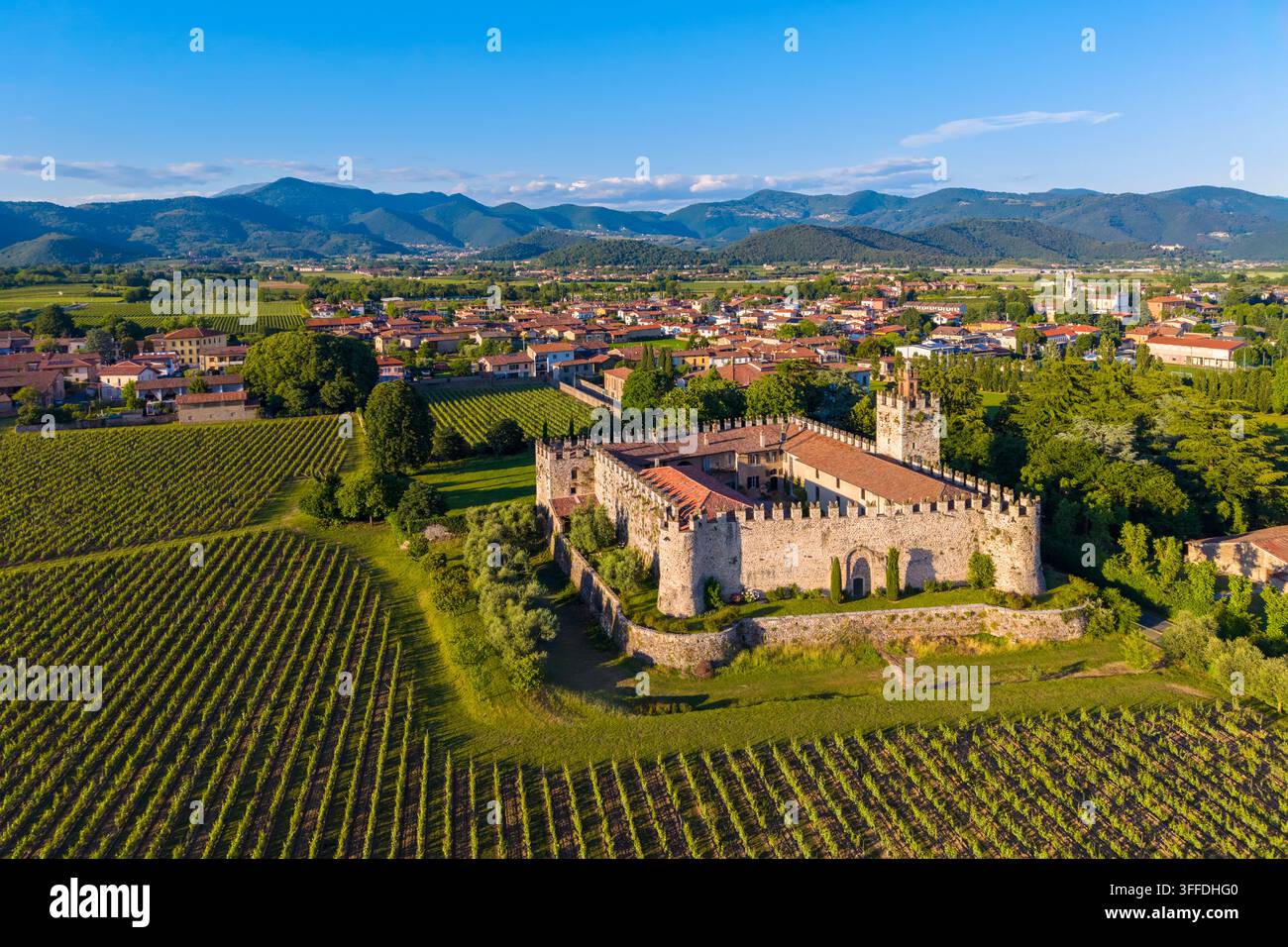 Vue aérienne du château de Passirano au printemps. Passirano, Franciacorta, district de Brescia, Lombardie, Italie. Banque D'Images