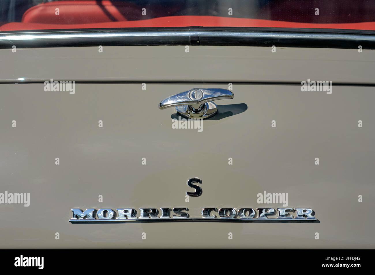 Insigne classique de cette légendaire voiture de sport britannique Mini Cooper S Banque D'Images