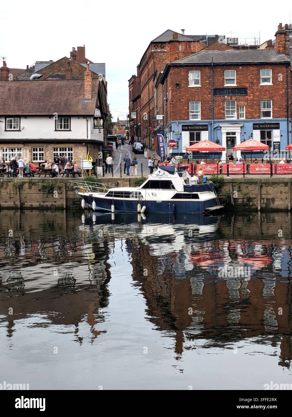 Bâtiments riverains reflétés dans la rivière Ouse à York Banque D'Images
