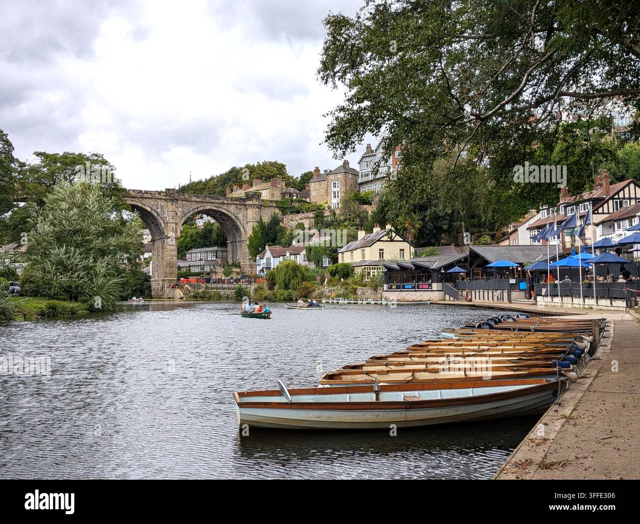 Des bateaux à rames alignés sur la rive de la rivière Nidd à Knaresborough Banque D'Images
