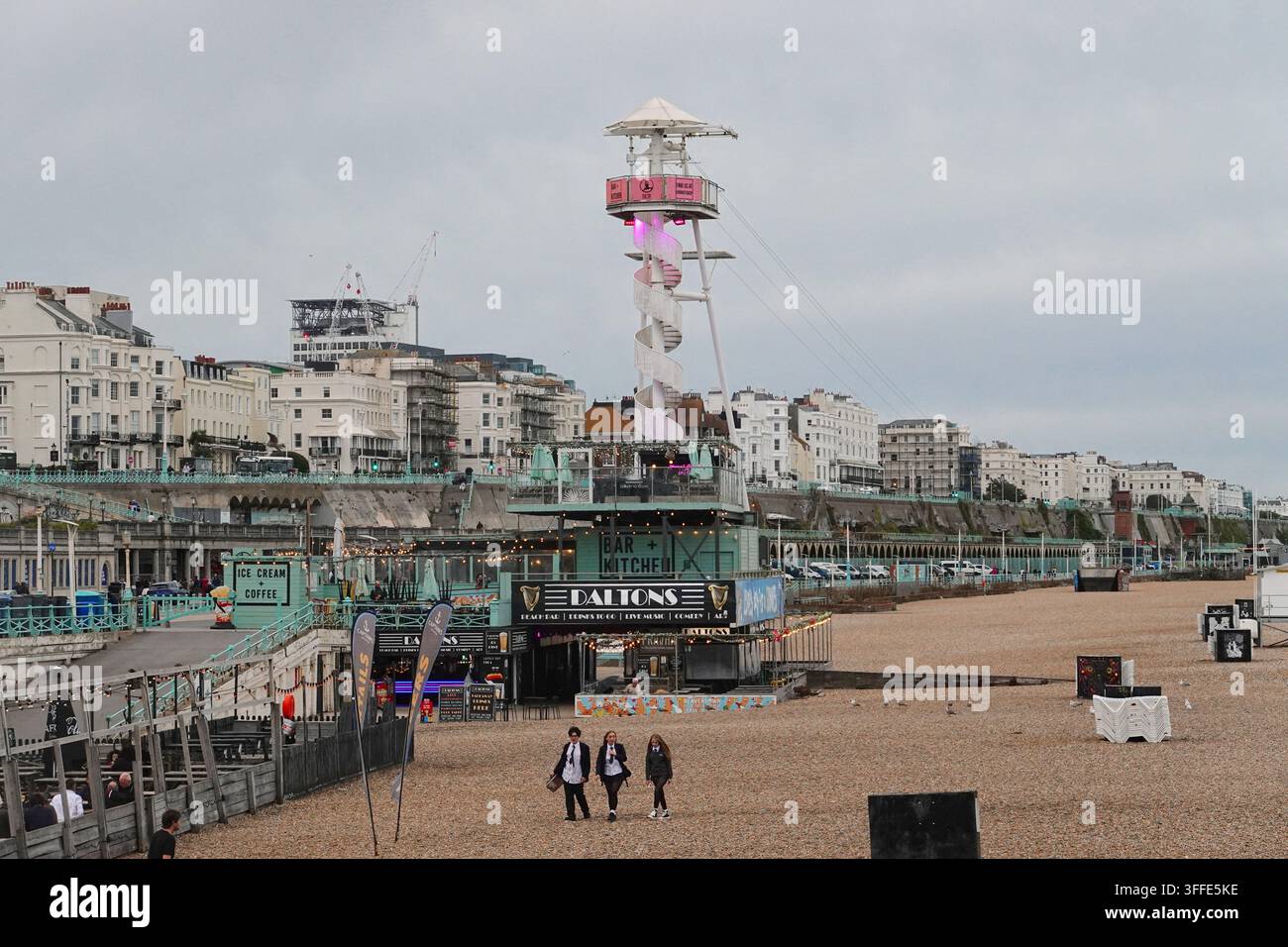 Daltons bar et une tour en spirale sur la promenade maritime à côté d'une plage de galets à Brighton, en Angleterre. Banque D'Images