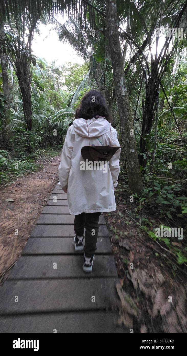 Femme marchant dans l'Amazone - Image de stock capturée avec un smartphone