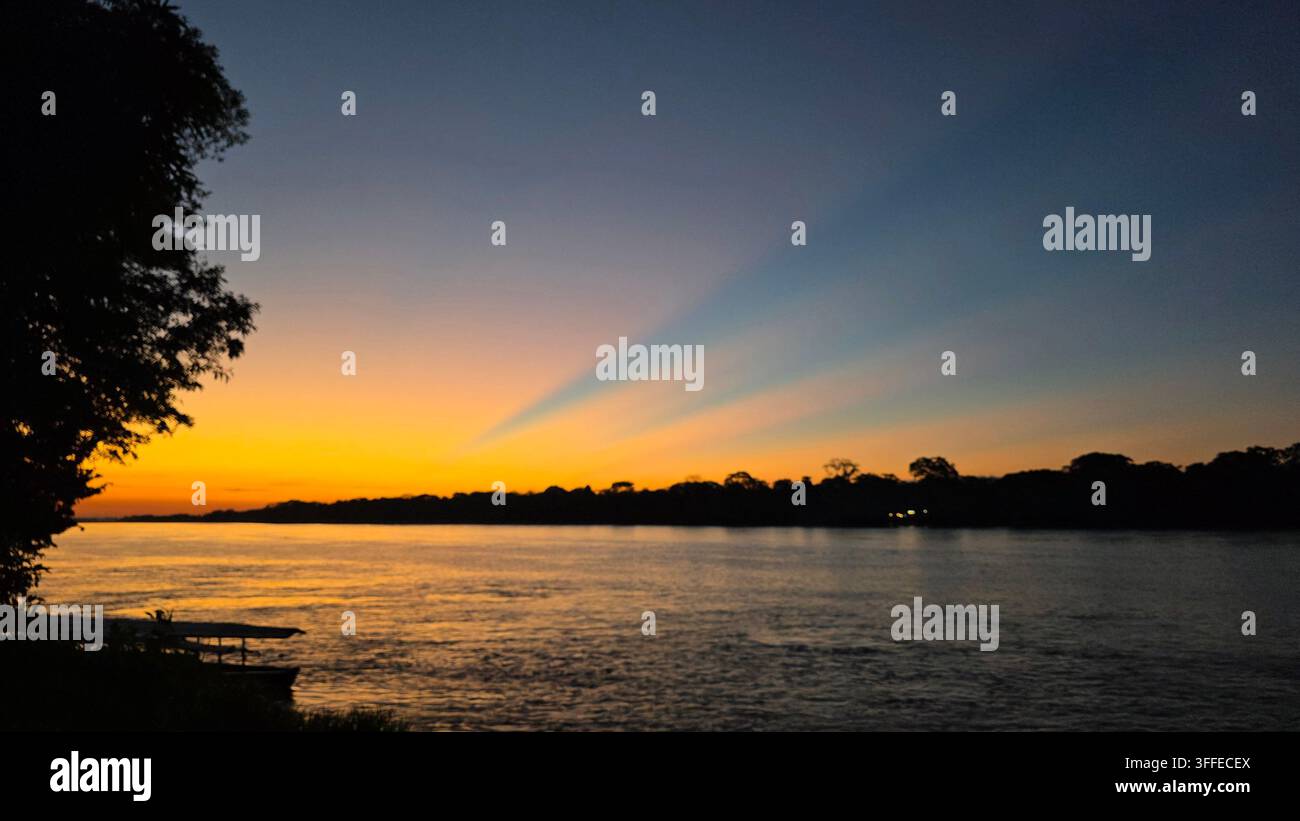 Crépuscule en Amazonie - Image de stock capturée avec un smartphone