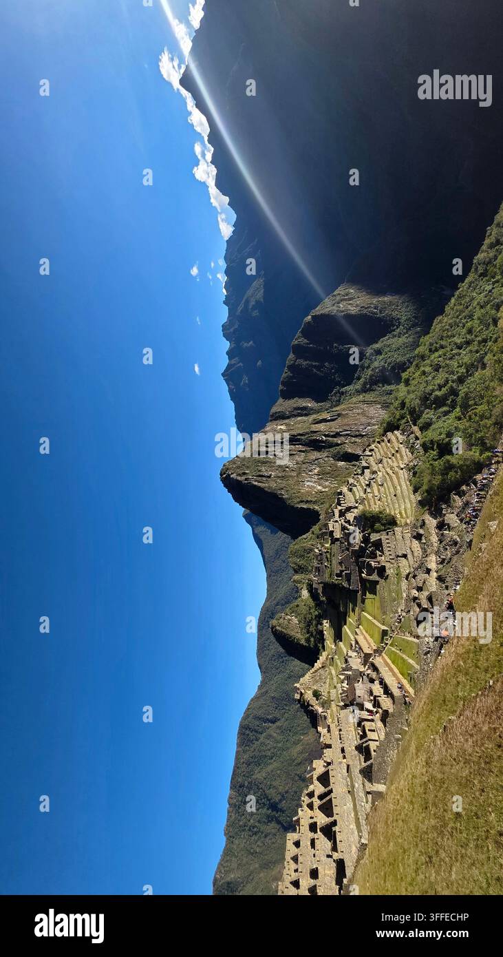 Montagnes en forme de tête humaine de Machu Picchu - Image de stock capturée avec un smartphone