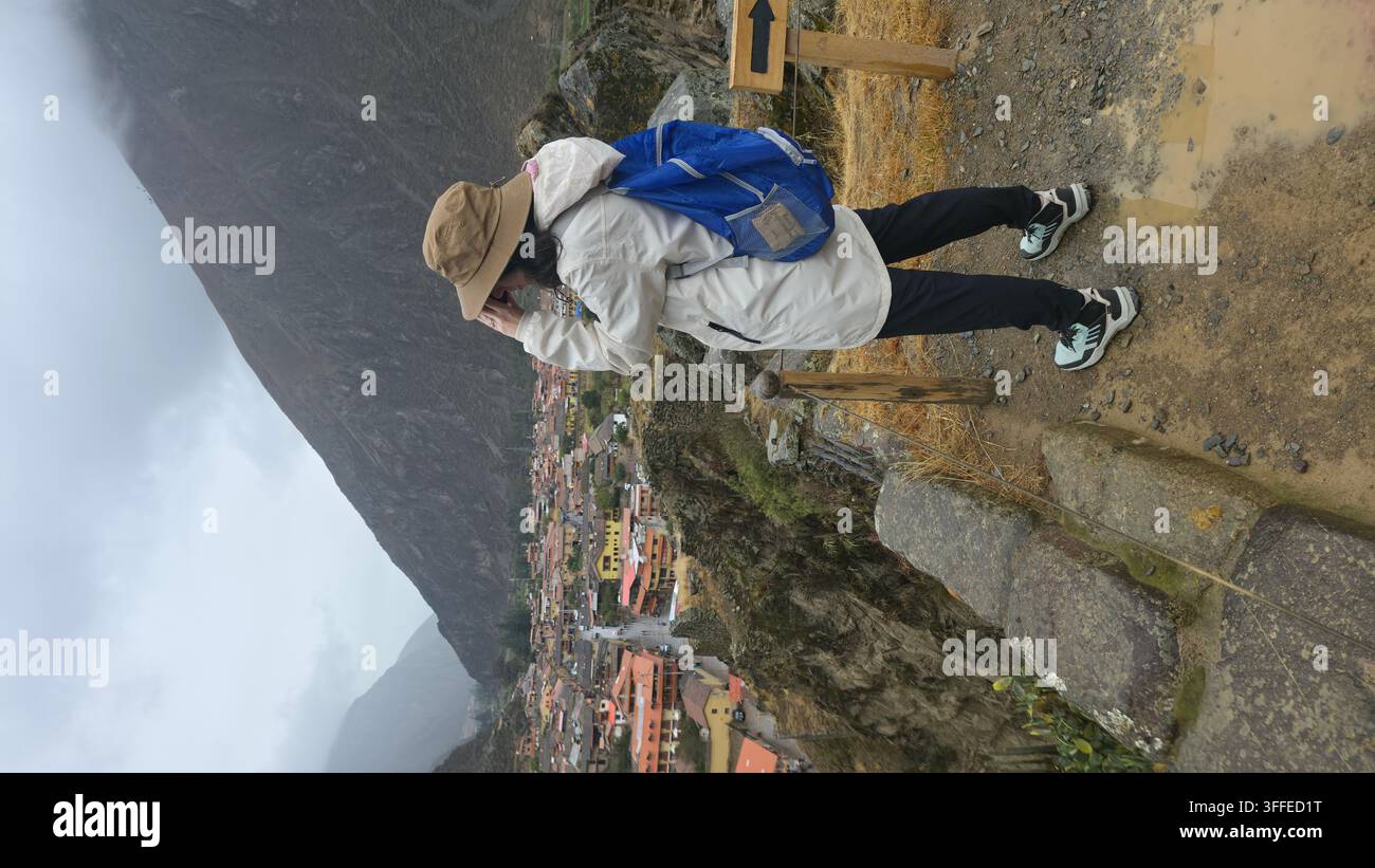 Femme prenant une photo au Pérou - Image de stock capturée avec un smartphone