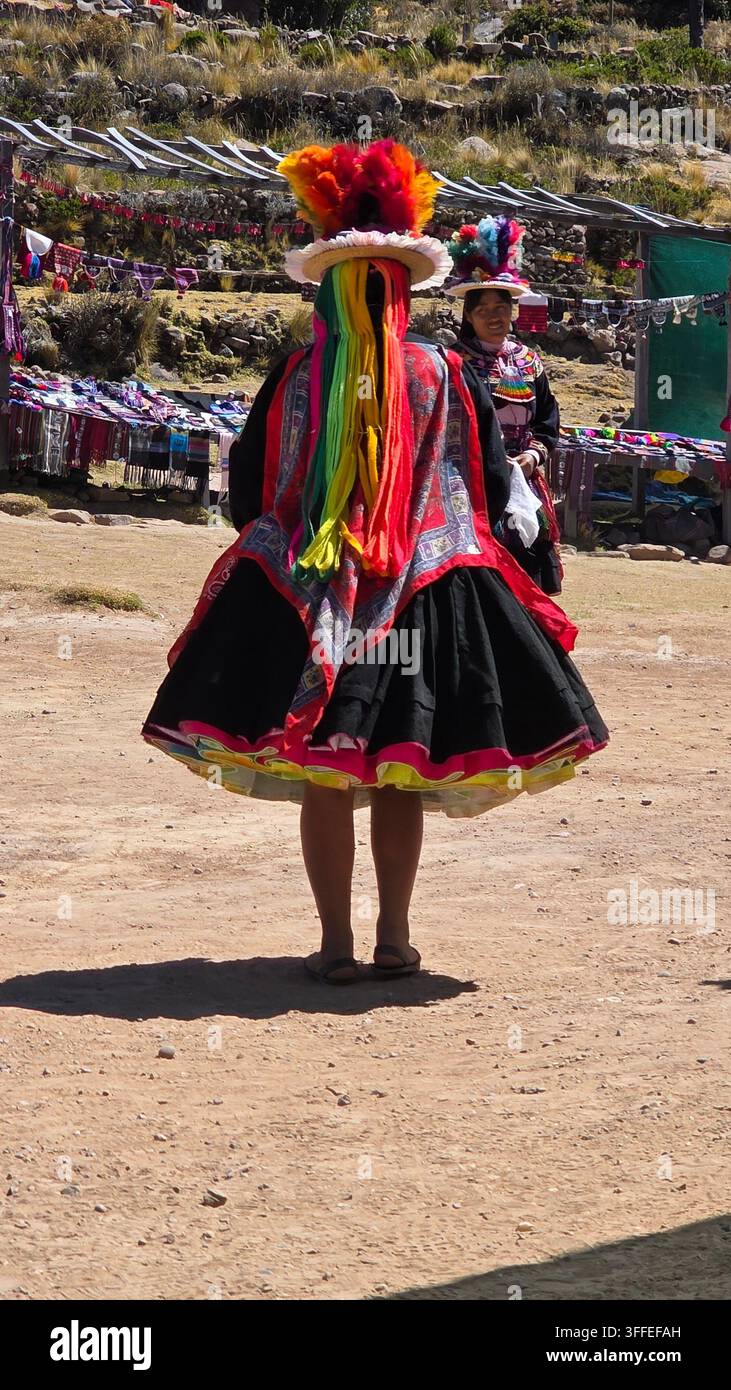 Dame sur l'île de Taquile du lac Titicaca au Pérou - Image de stock capturée avec un smartphone