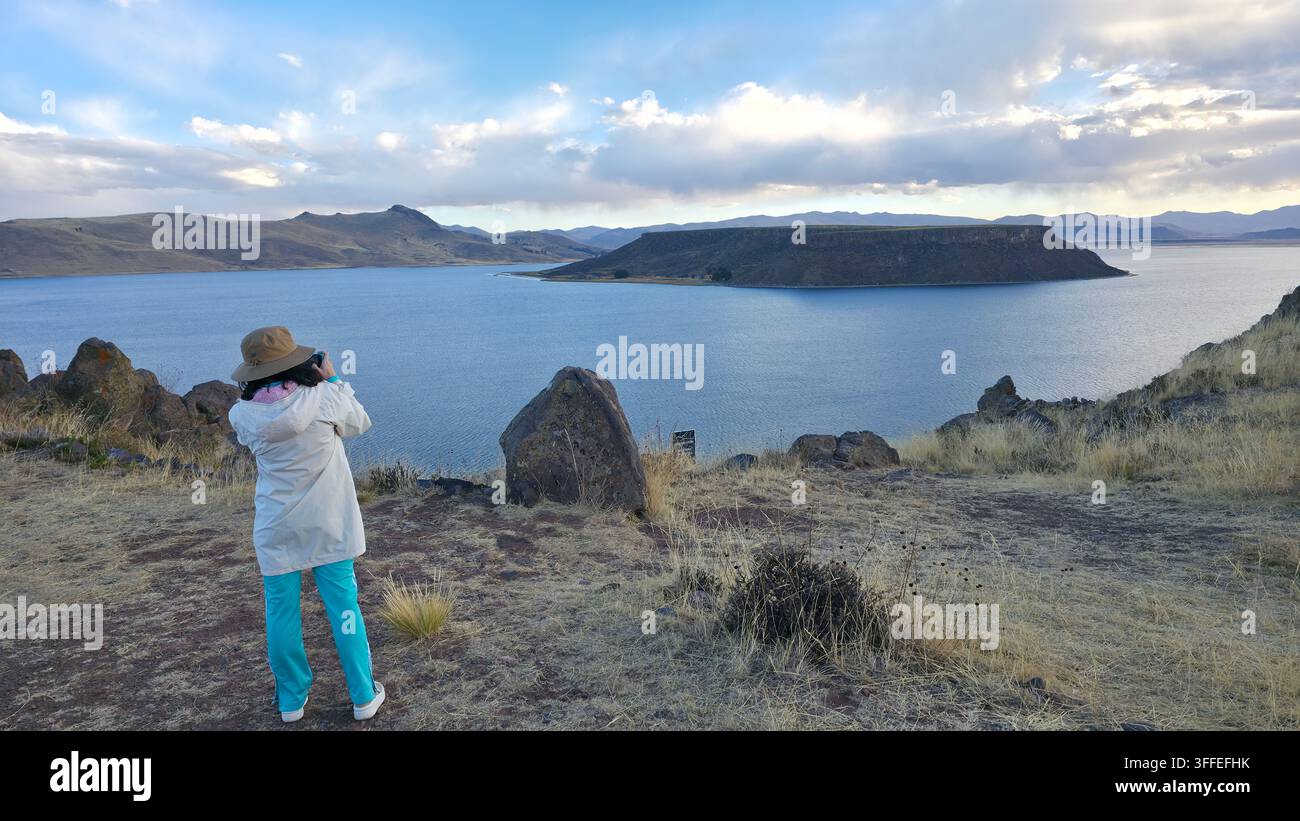 Femme prend une photo du lac au Pérou - Image de stock capturée avec un smartphone