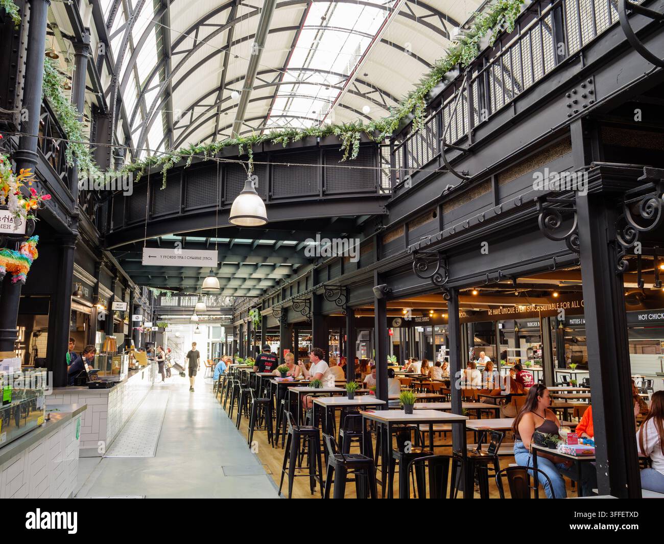 Bars et restaurants à l'intérieur du Newport Market, Pays de Galles, Royaume-Uni Banque D'Images