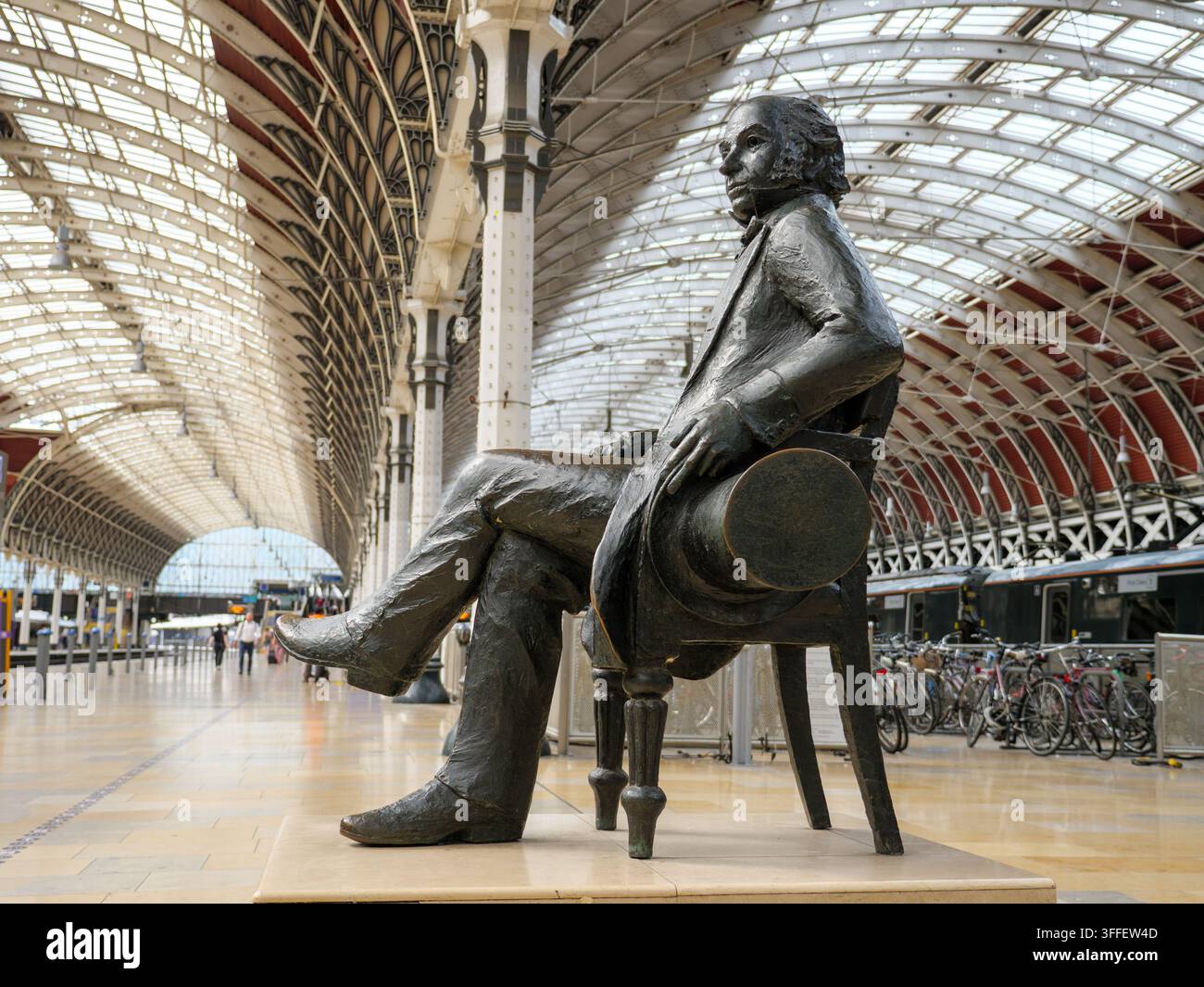 Statue en bronze d'Isambard Kingdom Brunel à l'intérieur de la gare de Paddington, Londres, Royaume-Uni Banque D'Images