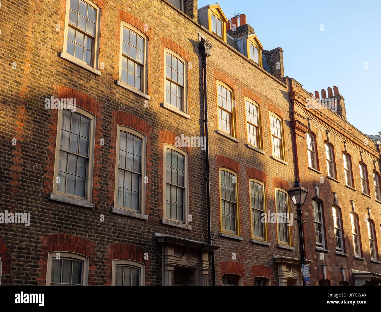 Maisonettes géorgiennes du XVIIIe siècle dans Fournier Street, Spitalfields, Londres, Royaume-Uni Banque D'Images
