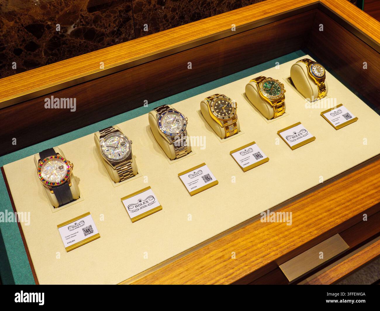 Montres Rolex coûteuses dans la vitrine du magasin à Harrods, Londres, Royaume-Uni Banque D'Images
