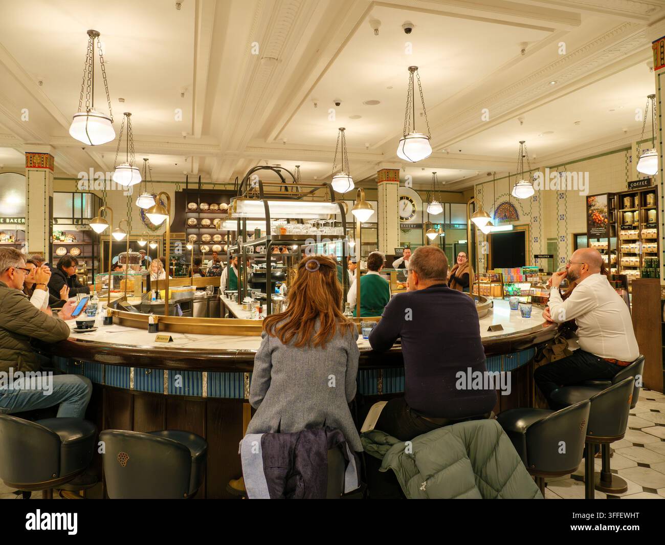 Des gens au bar du café dans la salle alimentaire Haroods, Londres, Royaume-Uni Banque D'Images