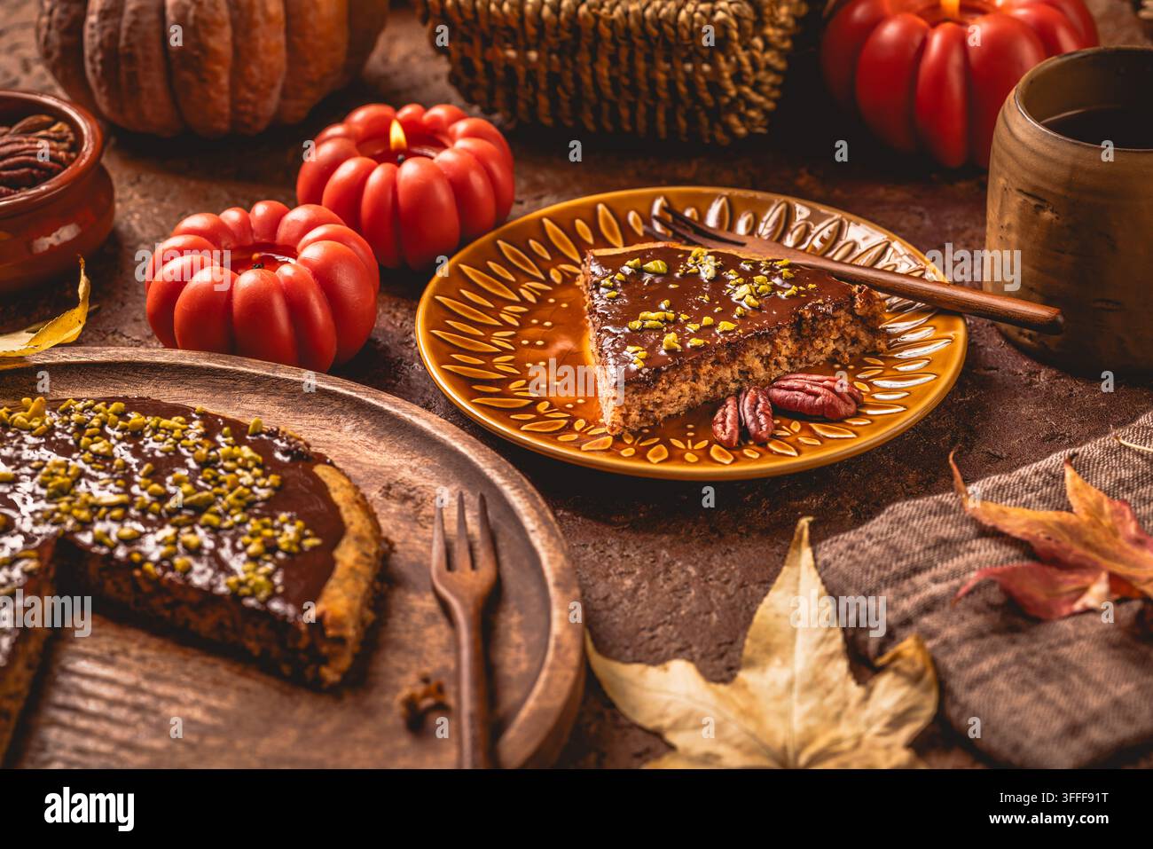 Délicieuse tranche de gâteau au chocolat et aux noix avec pécans et pistaches sur une table festive Banque D'Images