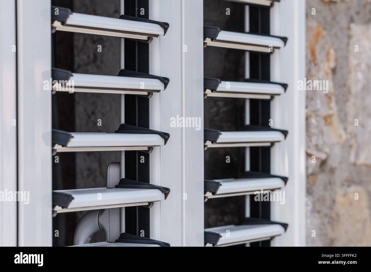 Gros plan de volets à persiennes sur la façade d'un bâtiment en pierre Banque D'Images