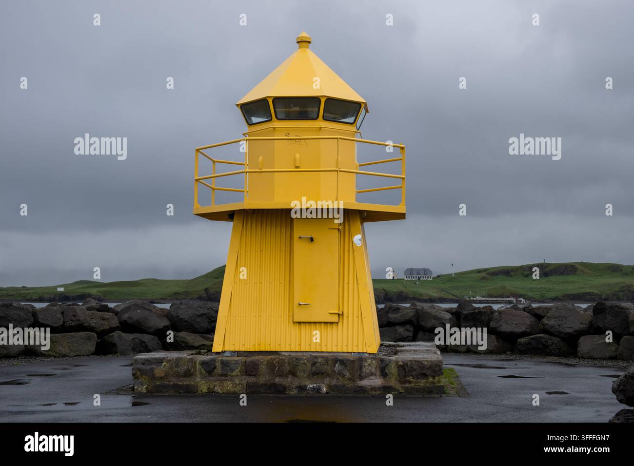 Petit phare jaune au port de Reykjavik. Banque D'Images