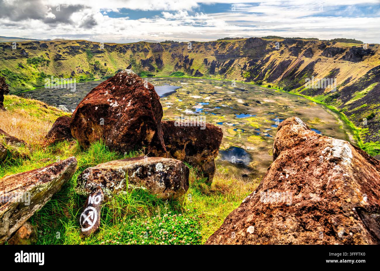 Vue panoramique sur le cratère volcanique dramatique d'Orongo sur l'île de Pâques, au Chili, présentant une zone humide luxuriante à l'intérieur de la caldeira. Banque D'Images