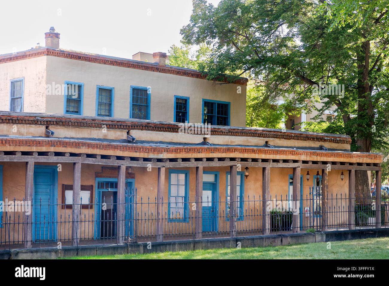 Ancien portail historique de Santa Fe avec des fenêtres et des portes bleues Banque D'Images