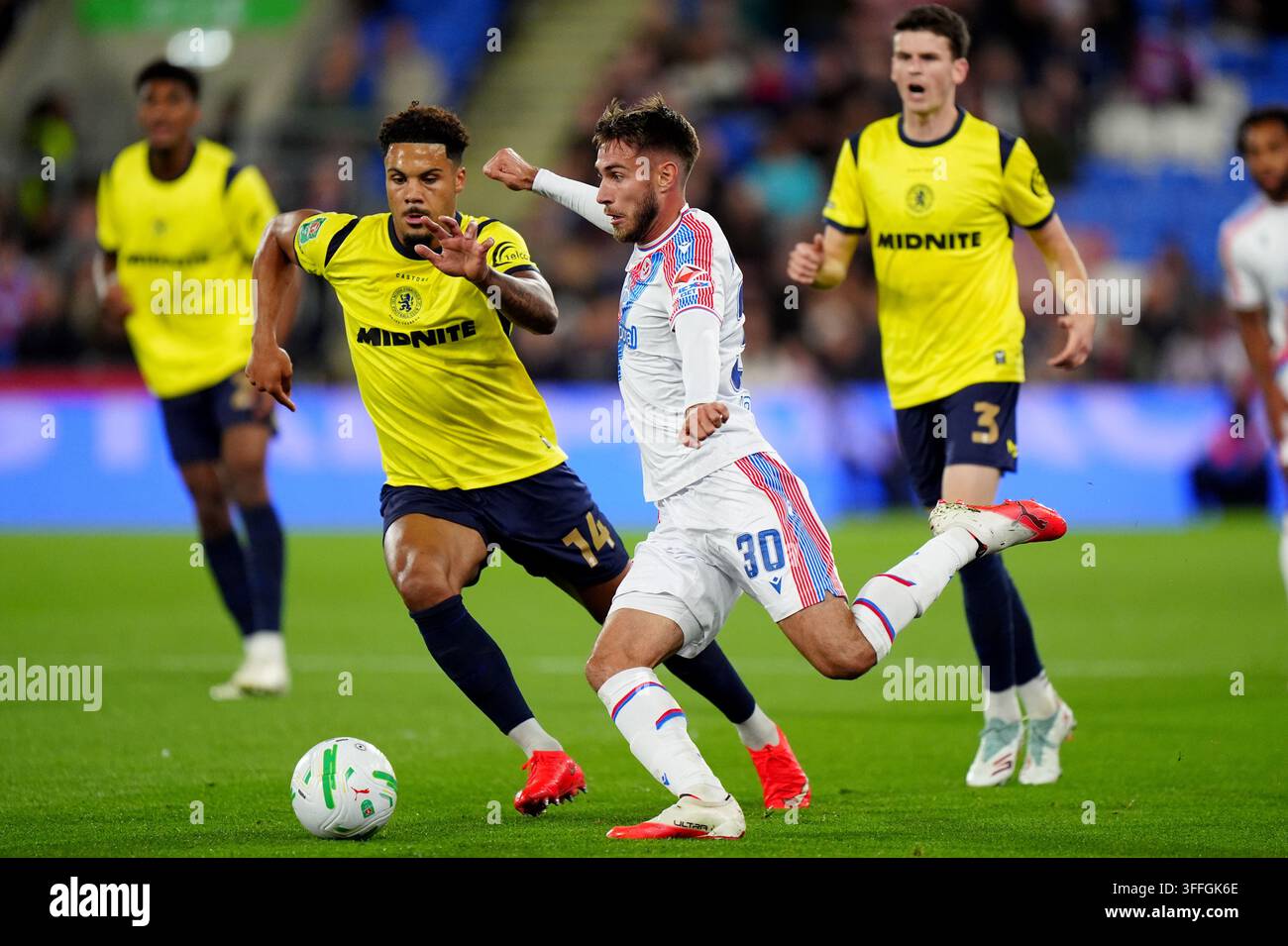 Myles Peart-Harris de Middlesbrough (à gauche) et Oscar Mingueza de Crystal Palace se battent pour le ballon lors du match du troisième tour de la Carabao Cup au Selhurst Park, Londres. Date de la photo : mardi 8 septembre 2026. Banque D'Images