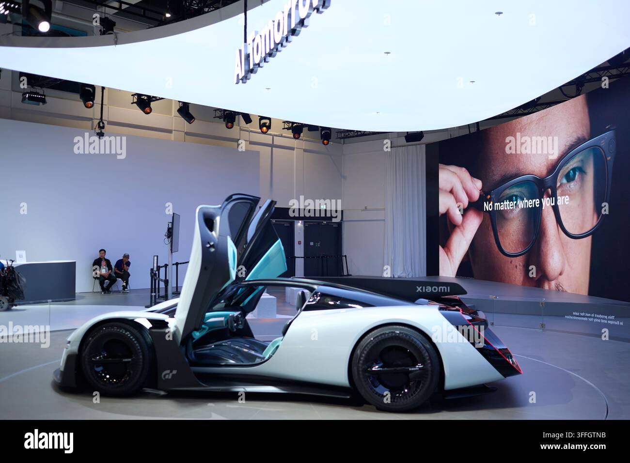 Berlin, Allemagne, 8 sep., 2026. Un concept de voiture de sport électrique futuriste argent et noir de Xiaomi est présenté avec ses portes papillon grandes ouvertes sur le stand d'exposition de la marque lors de l'IFA 2026 (Innovation For All) à Berlin. Un immense mur d'affichage numérique en arrière-plan montre un gros plan d'une personne portant des lunettes intelligentes accompagné du slogan "Peu importe où vous êtes", tandis que le lettrage Xiaomi proéminent est visible sur l'aile arrière du véhicule. Crédit : Felix Wolf/Alamy Live News. Banque D'Images