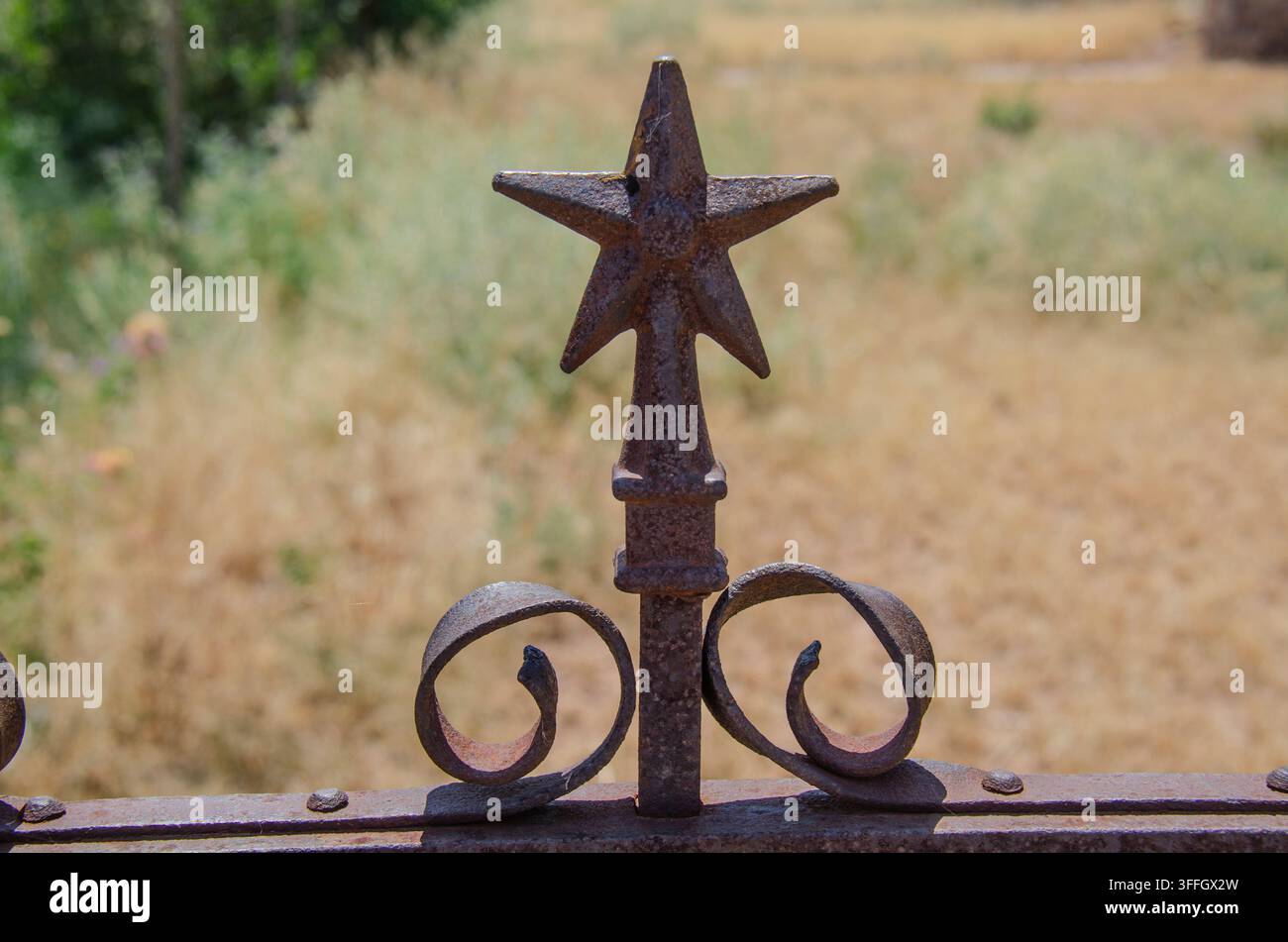 Tout ce qui reste d'un bâtiment historique abandonné à Van Horn, Texas, est sa façade à deux étages et une clôture en fer forgé antique ornée d'étoiles solitaires. Banque D'Images