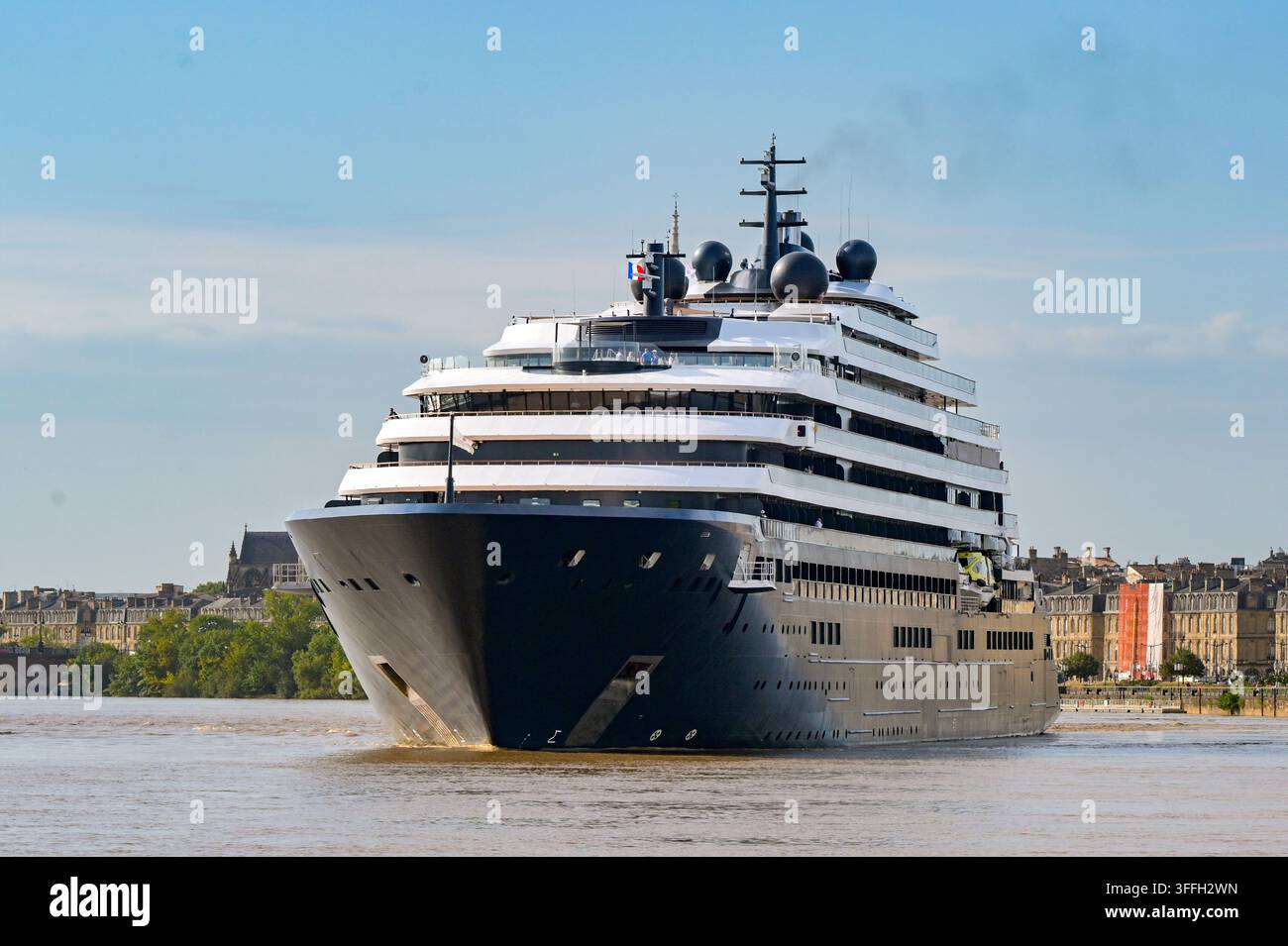 Bordeaux, France - 1 septembre 2026 : navire de croisière de luxe Evrima sur la Garonne à Bordeaux. Le navire est exploité par Ritz-Carlton. Banque D'Images