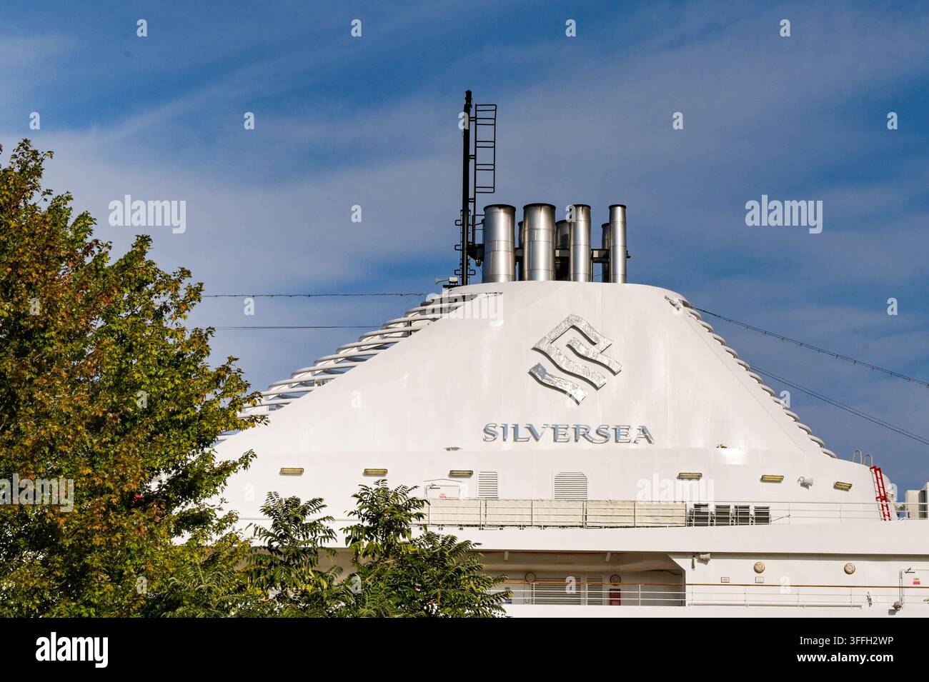 Bordeaux, France - 1 septembre 2026 : Vue rapprochée du logo Silversea sur la cheminée du navire de croisière de luxe Silver Spirit Banque D'Images