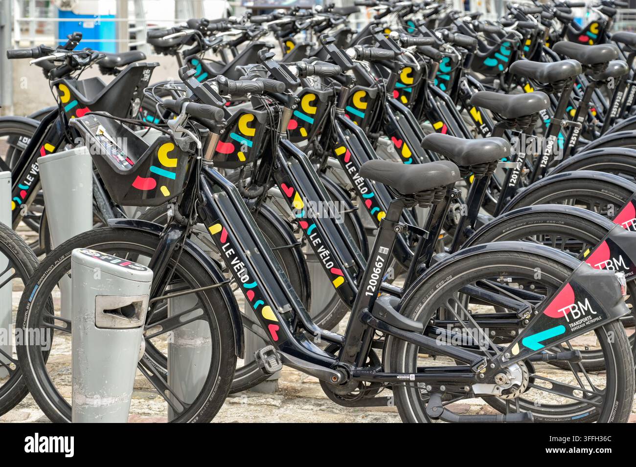 Bordeaux, France - 31 août 2026 : Vélos électriques du système de partage de vélos Le Velo garés dans une station de stationnement pour vélos sur une rue de la ville Banque D'Images