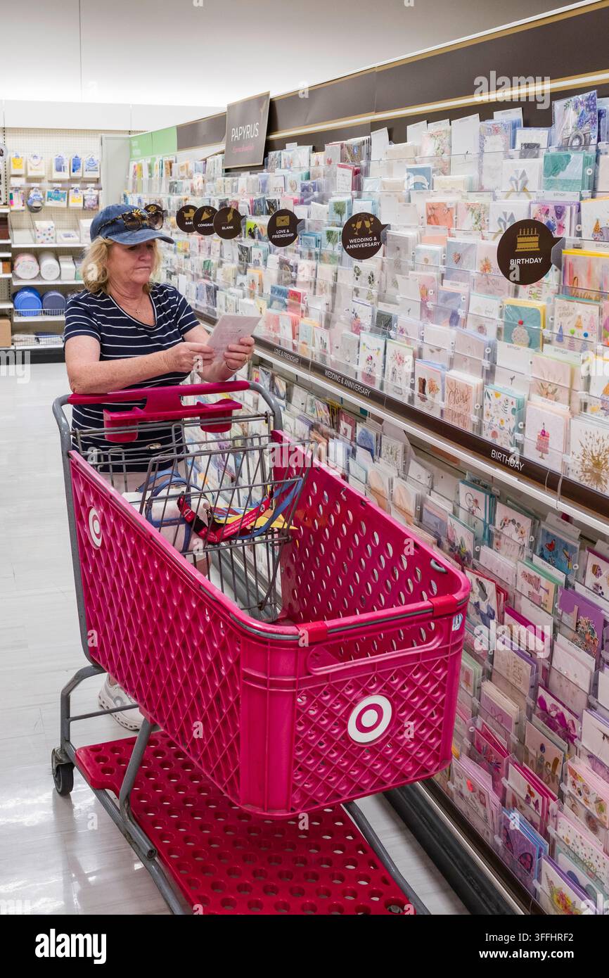 Explorez le paysage commercial de Napa, en Californie, au grand magasin Target. Une cliente examine une large sélection de cartes de vœux, incl Banque D'Images